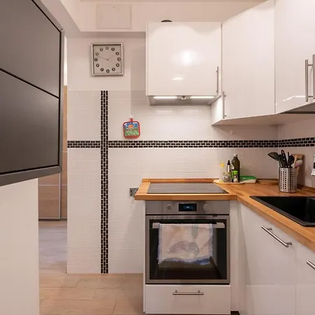 Artstay Exclusive Metro & Train