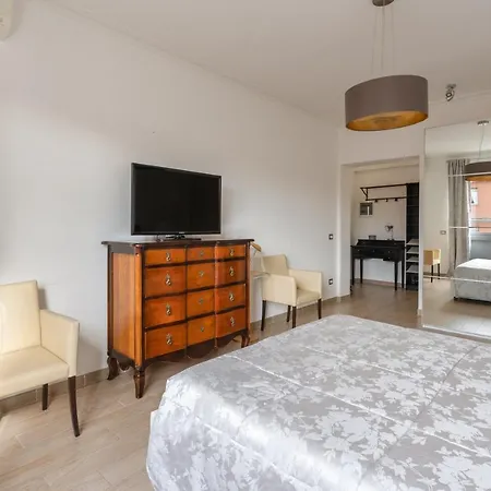 Artstay Exclusive Metro & Train